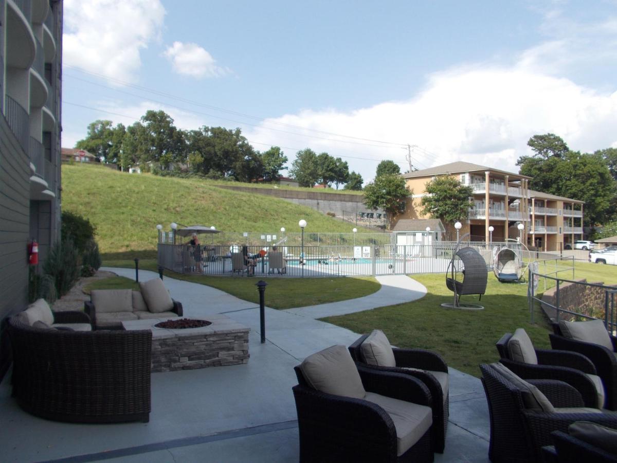 Baymont On The Lake By Wyndham Hot Springs Exterior foto